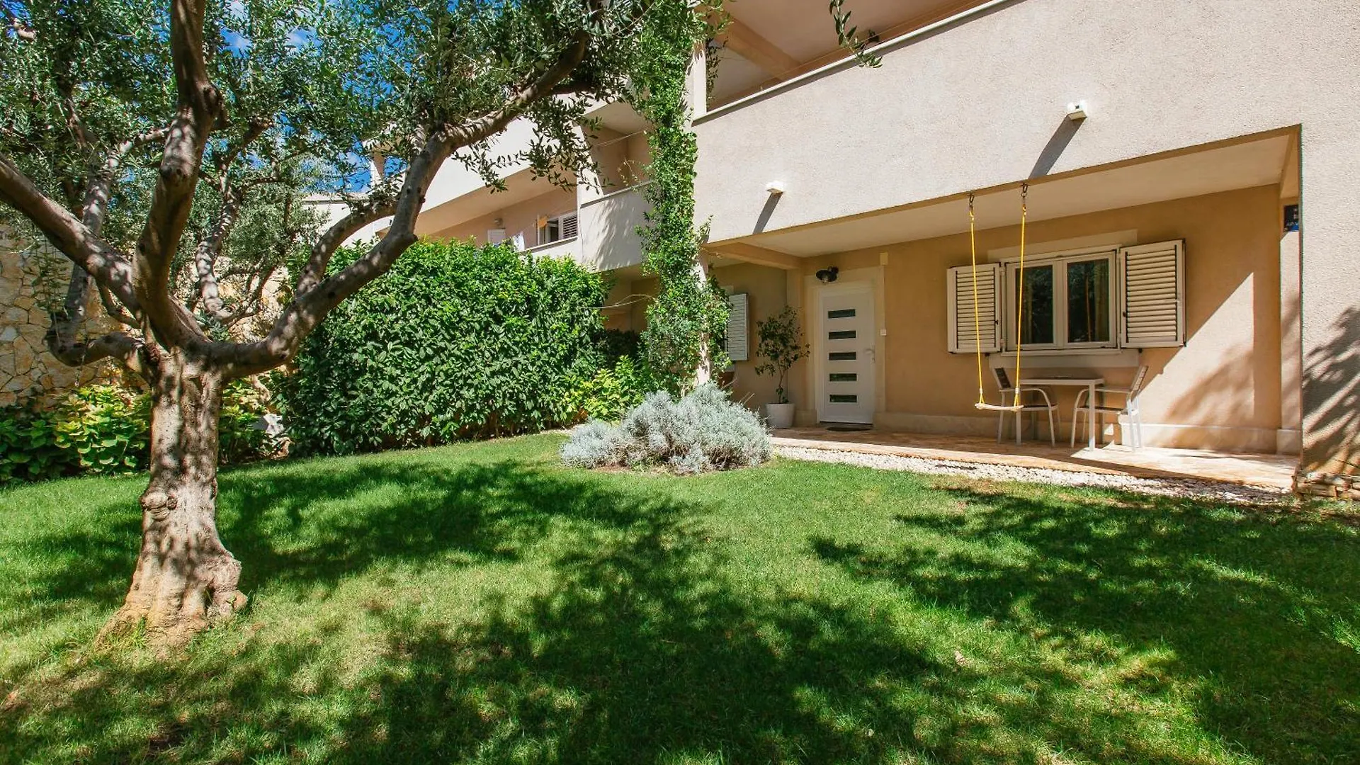 Apartments In Nice House Split With Garden For Children & Private Parking