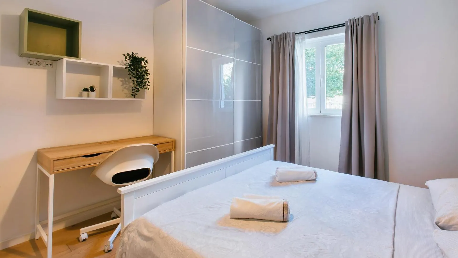 Apartments In Nice House Split With Garden For Children & Private Parking
