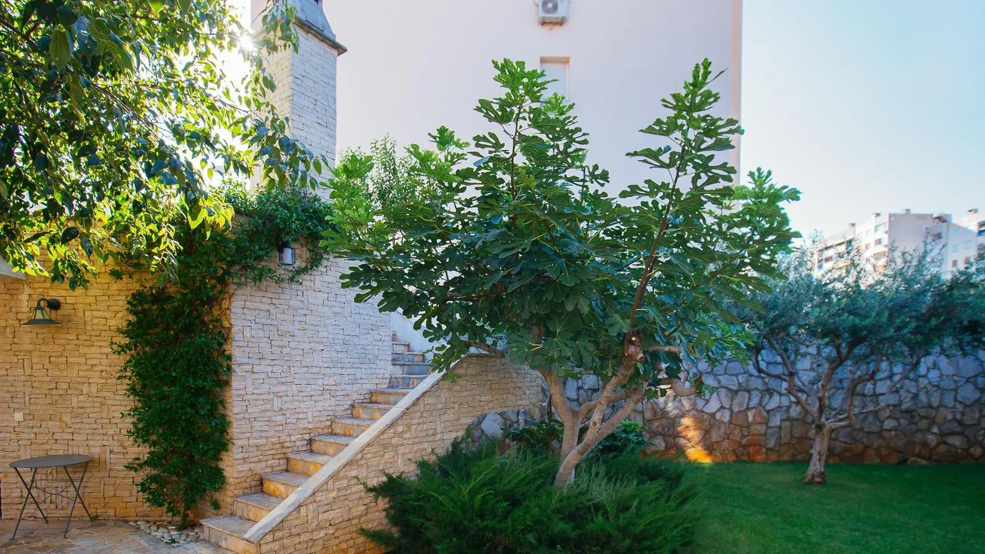 Apartments In Nice House Split With Garden For Children & Private Parking