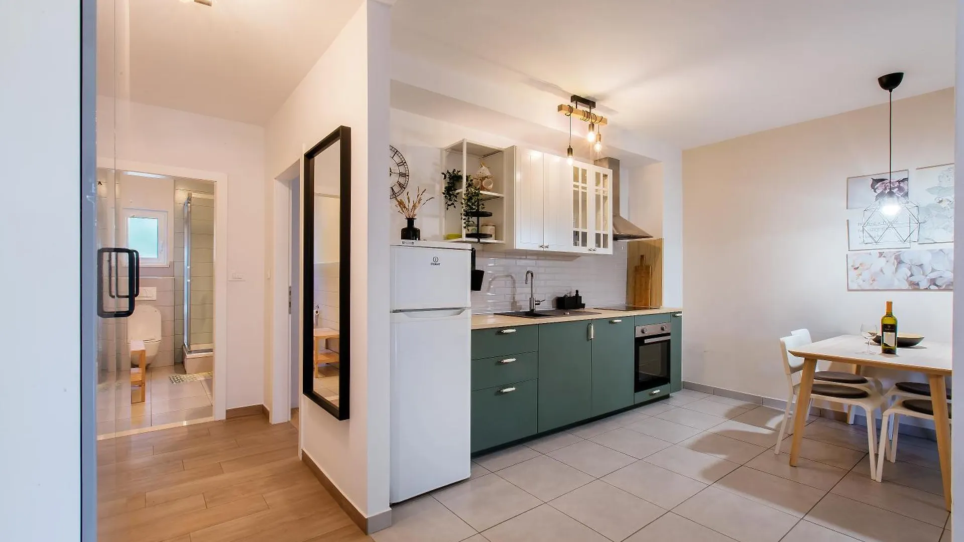 Apartments In Nice House Split With Garden For Children & Private Parking