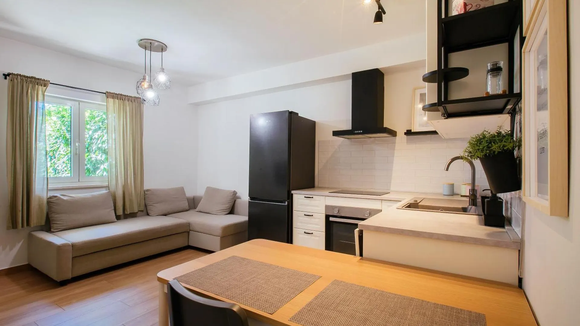 Apartments In Nice House Split With Garden For Children & Private Parking