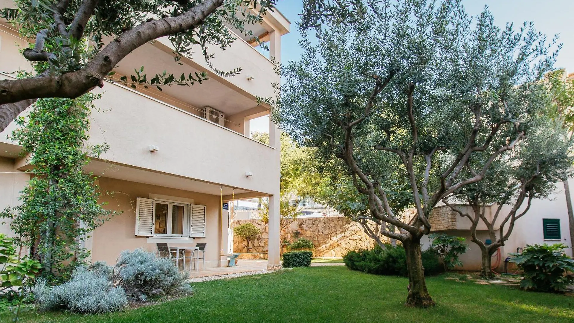 Apartments In Nice House Split With Garden For Children & Private Parking