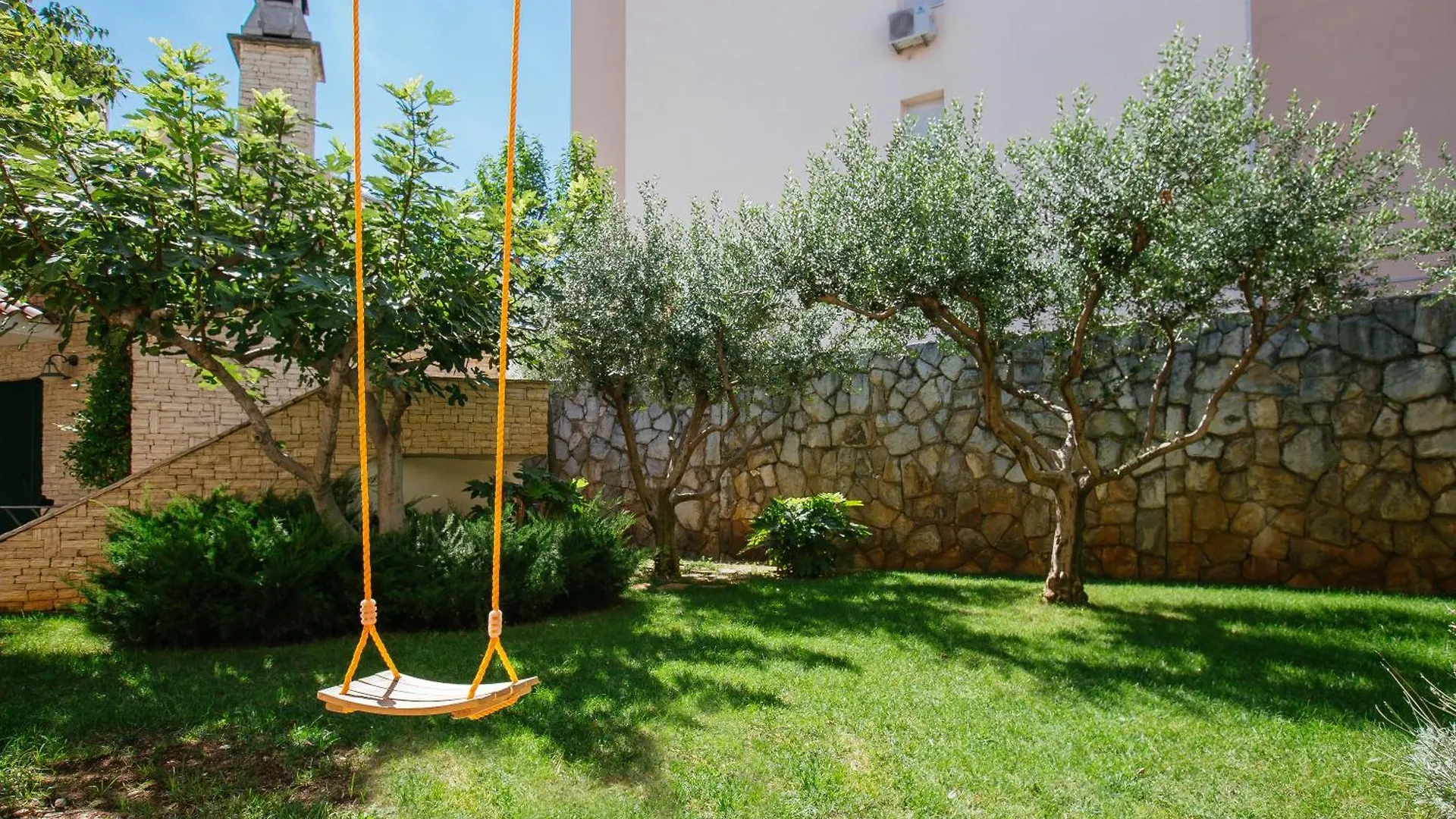 Apartments In Nice House Split With Garden For Children & Private Parking