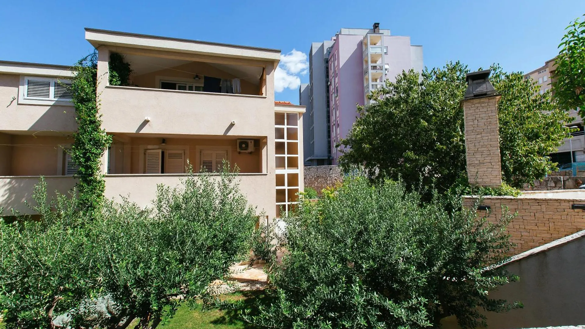 Apartments In Nice House Split With Garden For Children & Private Parking