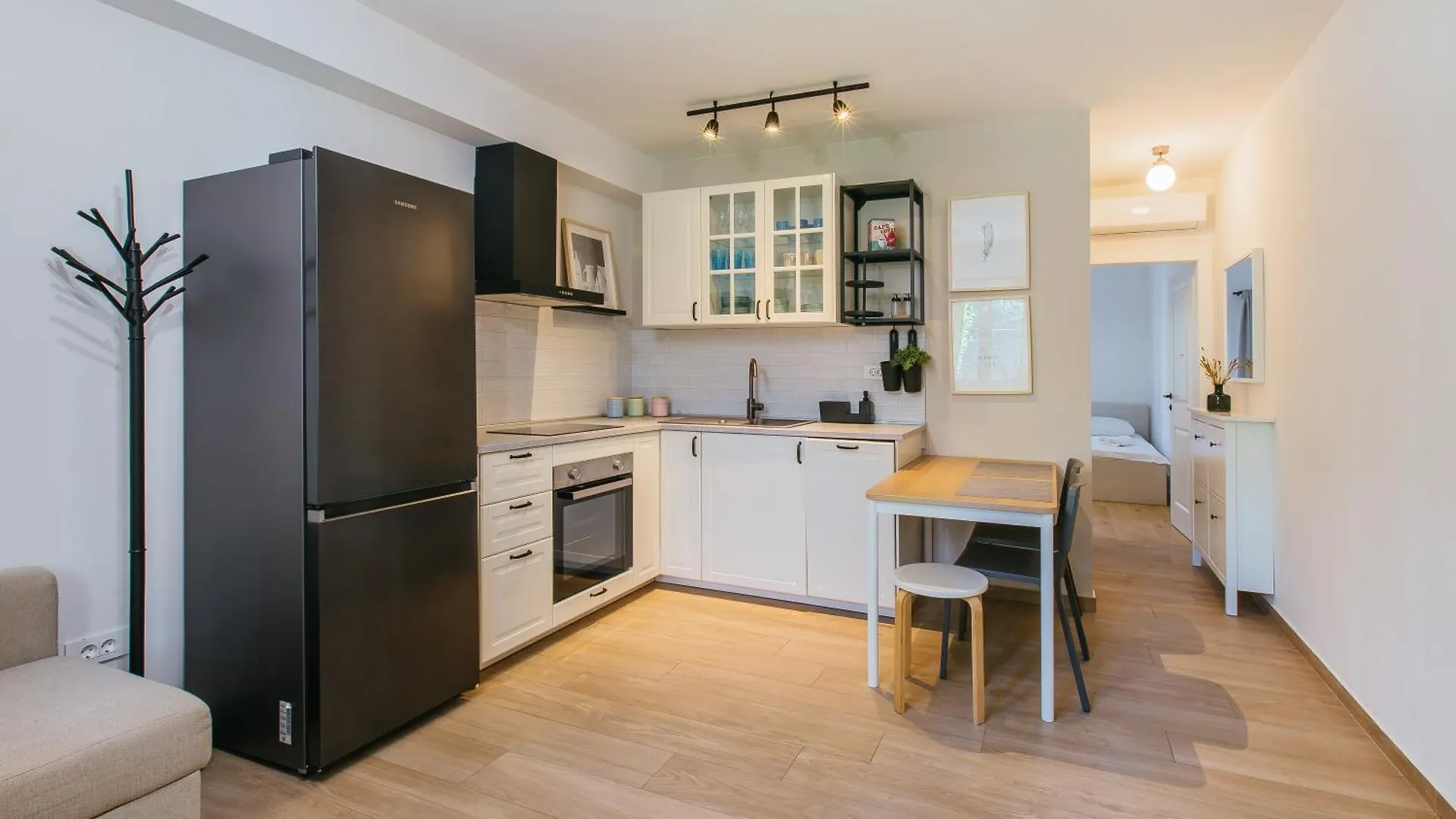 Apartments In Nice House Split With Garden For Children & Private Parking