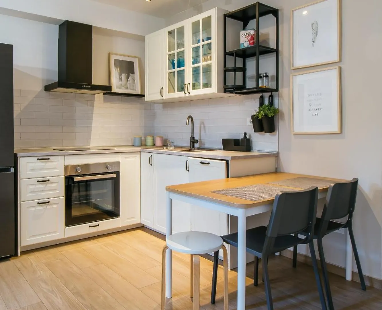 Apartments In Nice House Split With Garden For Children & Private Parking